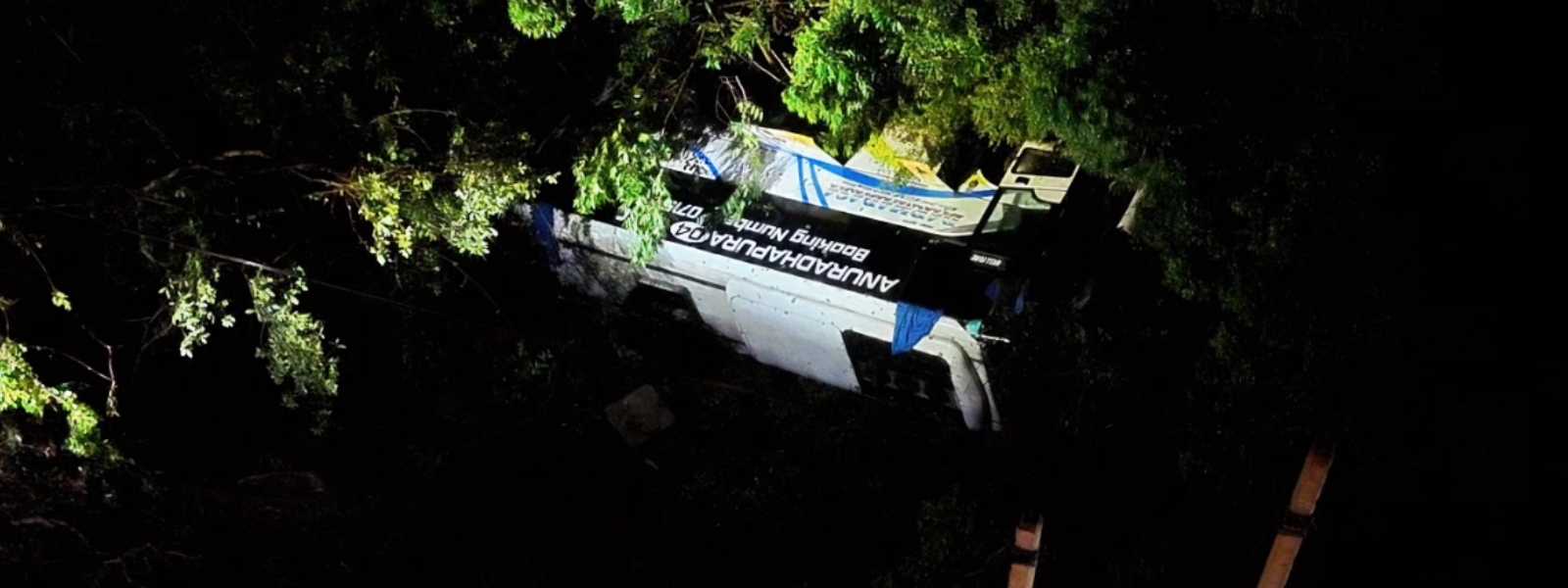 බස් රථයක් පෙරළී යාමෙන් පුද්ගලයින් 12 දෙනෙකු තුවාල